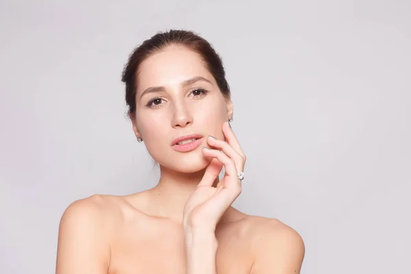 Mooie Jonge Vrouw Met Schone Frisse Huid Close Gezicht Van — Stockfoto