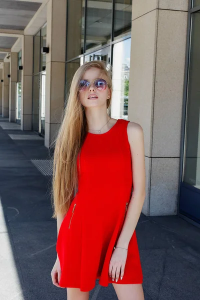 Hermosa Mujer Rubia Con Vestido Rojo Gafas Sol Retrato Mujer — Foto de Stock