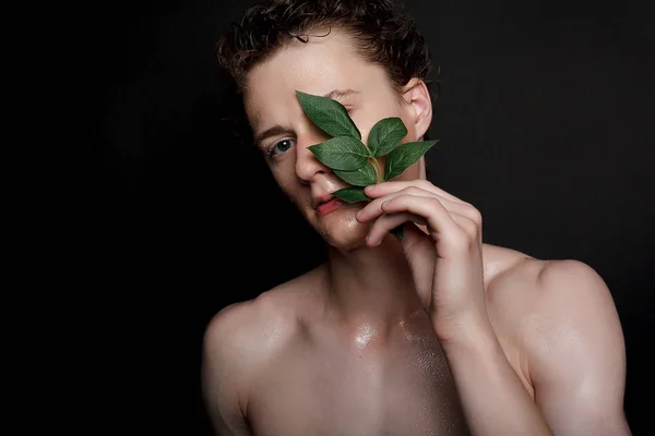 Mensen Huidverzorging Schoonheidsbehandelingen Concept Natte Jonge Man Met Zwart Haar — Stockfoto