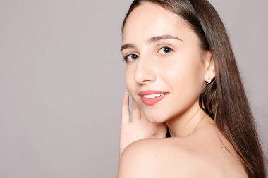 Güzellik kadını yüz portre. Güzel model kız mükemmel taze temiz ten rengi mor dudaklar kırmızı. Güzel spa modeli mükemmel taze temiz ten kızla. Gençlik ve cilt bakım kavramı