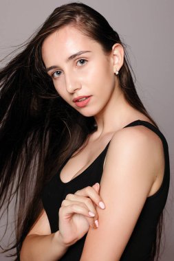 Sağlık, insanlar ve güzellik kavramı - Model sarışın kız. Güzel kumral kız. Sağlıklı uzun saçlı. Güzel spa modeli mükemmel taze temiz ten kızla. Gençlik ve cilt bakım kavramı