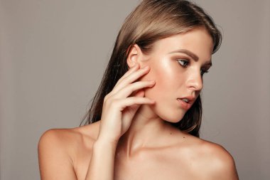 Güzellik kadını yüz portre. Güzel model kız mükemmel taze temiz ten rengi mor dudaklar kırmızı. Güzel spa modeli mükemmel taze temiz ten kızla. Gençlik ve cilt bakım kavramı
