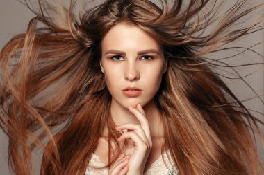 Sağlık, insanlar ve güzellik kavramı - Model sarışın kız. Güzel kumral kız. Sağlıklı uzun saçlı. Güzel spa modeli mükemmel taze temiz ten kızla. Gençlik ve cilt bakım kavramı