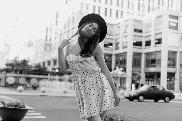 Beyaz Elbise Şapka Genç Genç Kız Büyük Şehir Stili Günbatımı — Stok fotoğraf