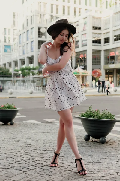 Junges Teenager Mädchen Weißem Kleid Und Hut Stil Der Großstadt — Stockfoto