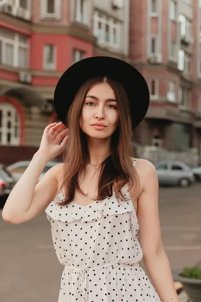 Молодая Девушка Подросток Белом Платье Шляпе Стиль Большого Города Небо — стоковое фото