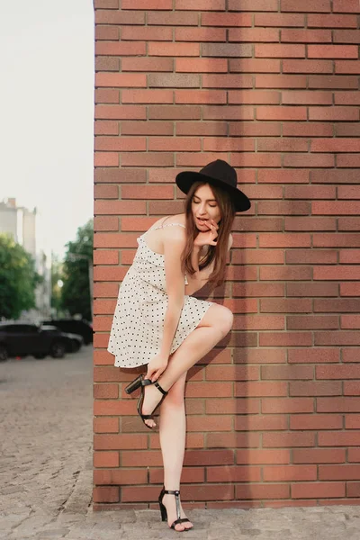 Joven Adolescente Con Vestido Blanco Sombrero Estilo Gran Ciudad Cielo — Foto de Stock