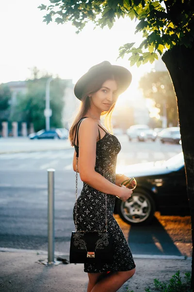 Jovem Adolescente Vestido Branco Chapéu Estilo Cidade Grande Céu Pôr — Fotografia de Stock