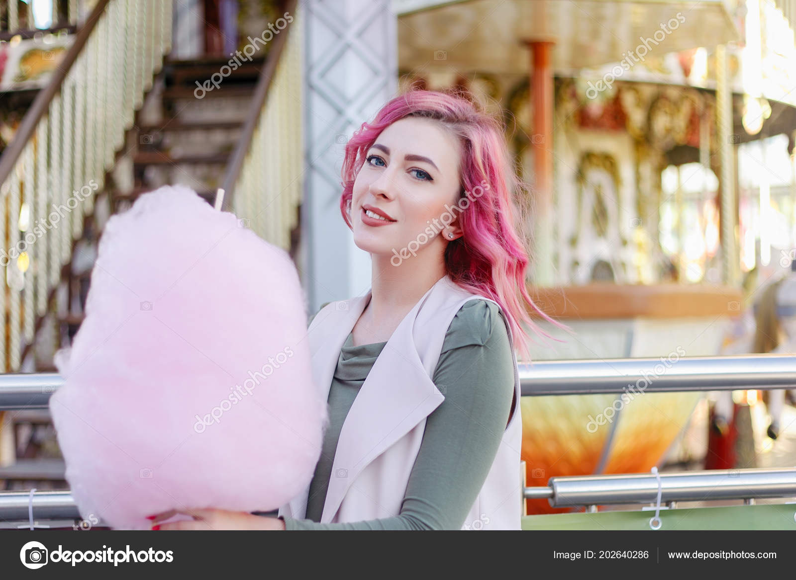 Retrato de uma menina bonita com cabelo curto no cabelo e maquiagem  brilhante