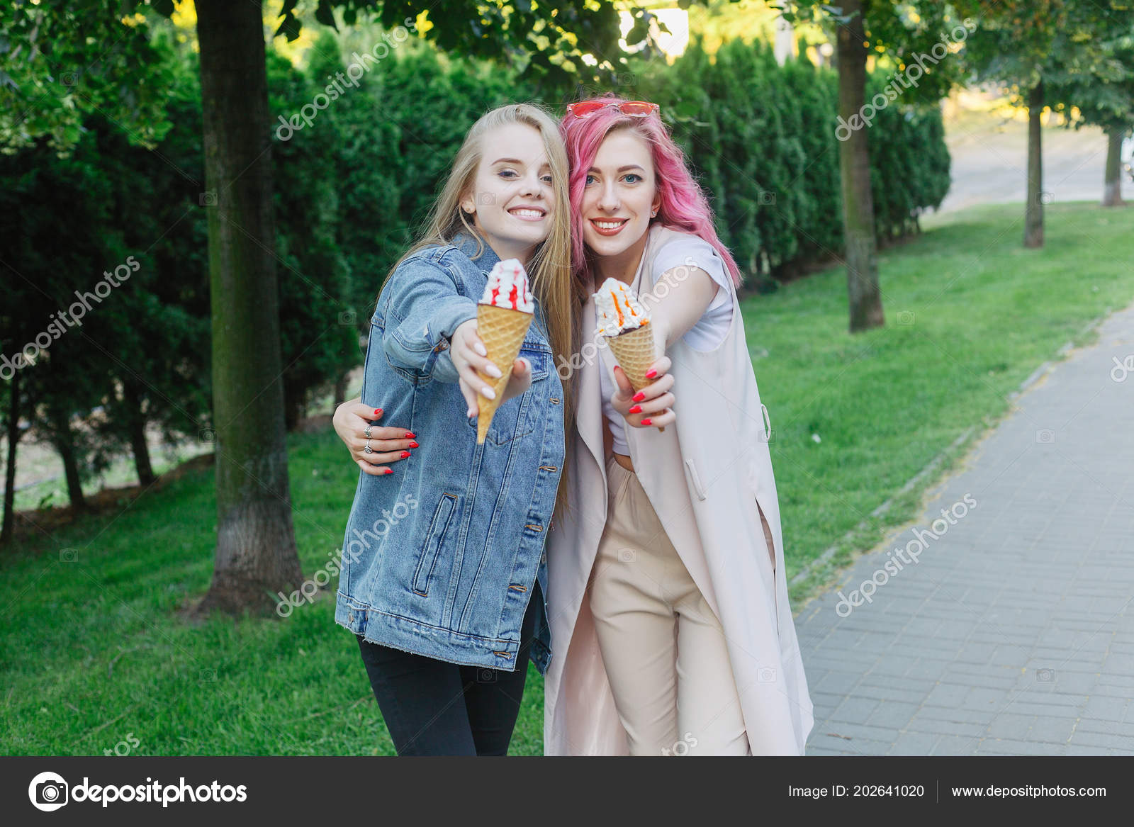 Две взрослые женщины и молодой сексуальную блондинку хорошенько