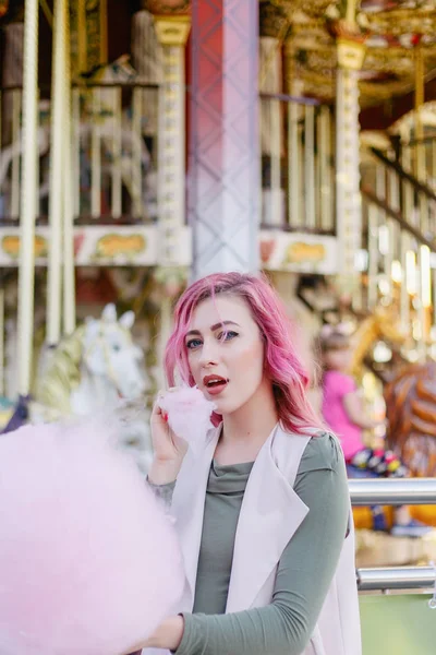 Retrato Bonita Com Menina Cabelo Rosa Com Corte Cabelo Curto — Fotografia de Stock