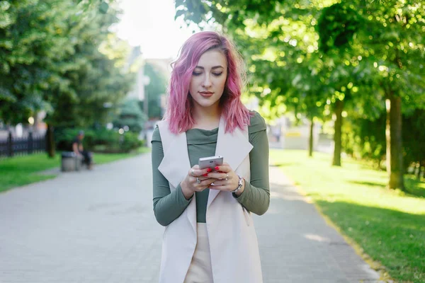 우아한 도시에서 스마트폰 메시지 머리와 분홍색 여자의 초상화 — 스톡 사진