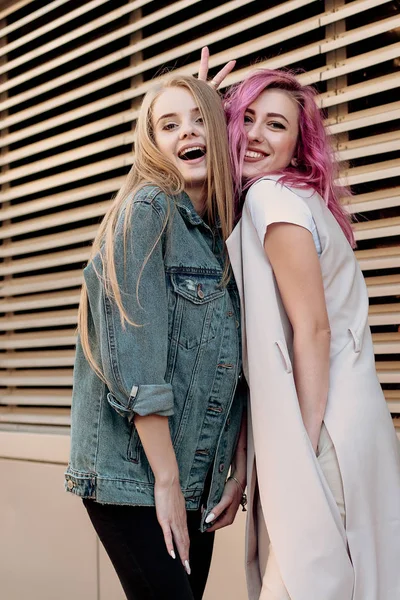 Молодые Друзья Хипстеры Обнимаются Городе Две Молодые Женщины Смеются Ходят — стоковое фото