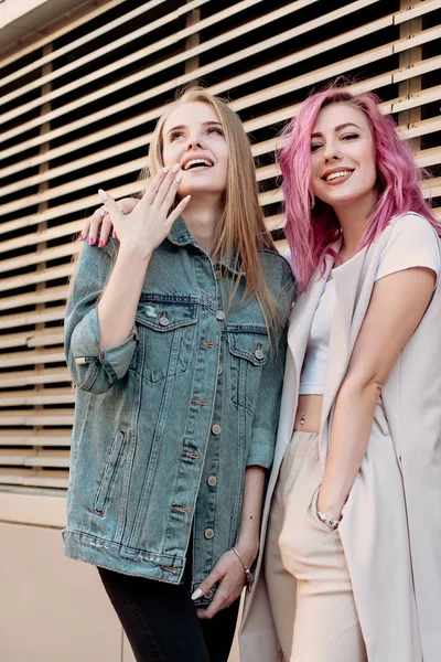 Hipster Giovani Amici Adulti Abbracciano Mentre Appendere Fuori Città Due — Foto Stock