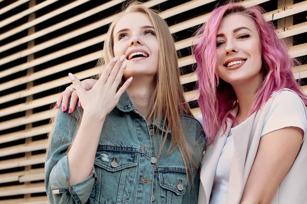 Hipster Unga Vuxna Vänner Embracing Medan Hänga Staden Två Unga — Stockfoto