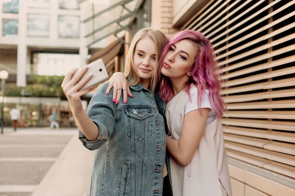 Přátelé Přičemž Selfie Chytrý Telefon Tváře Zábavy Closeup Dívek Dělat — Stock fotografie