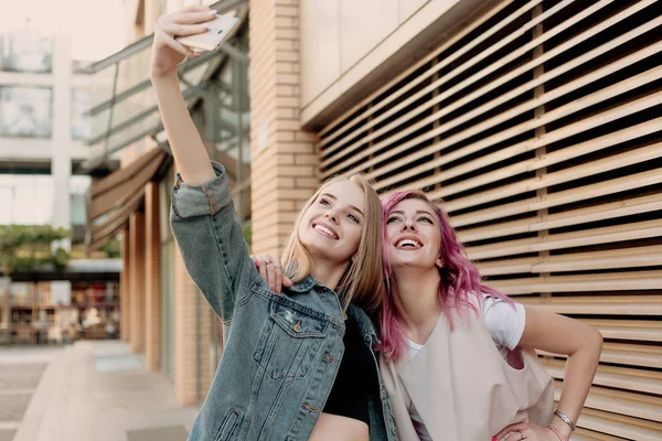 Přátelé Přičemž Selfie Chytrý Telefon Tváře Zábavy Closeup Dívek Dělat — Stock fotografie