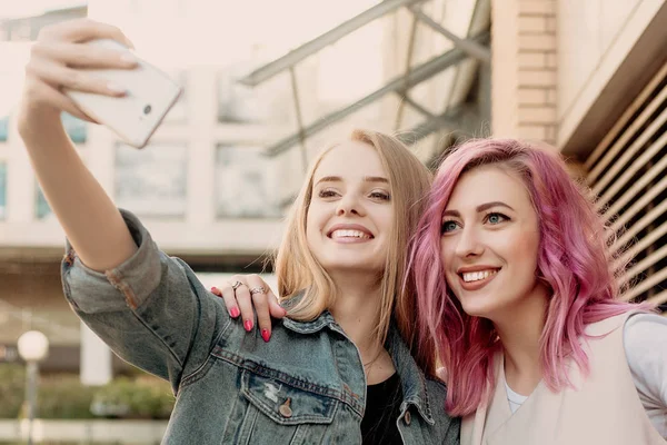 Přátelé Přičemž Selfie Chytrý Telefon Tváře Zábavy Closeup Dívek Dělat — Stock fotografie