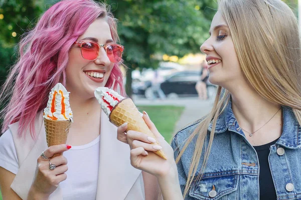 Hipster Młody Dorosły Przyjaciele Ogarnięcie Wychodzić Mieście Dwie Młode Kobiety — Zdjęcie stockowe