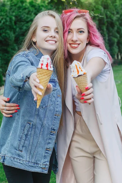 Молодые Друзья Хипстеры Обнимаются Городе Две Молодые Женщины Смеются Ходят — стоковое фото