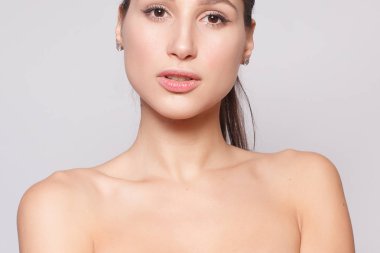 Güzel genç kadın temiz taze cilt ile kapatın. Cilt bakımı yüz. Kozmetik, güzellik ve spa. kız yüzünü yıkar. Güzellik Portresi. Mükemmel taze cilt. Saf güzellik. Gençlik ve cilt bakım kavramı