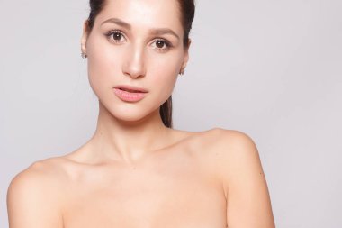 Güzel genç kadın temiz taze cilt ile kapatın. Cilt bakımı yüz. Kozmetik, güzellik ve spa. kız yüzünü yıkar. Güzellik Portresi. Mükemmel taze cilt. Saf güzellik. Gençlik ve cilt bakım kavramı