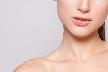 Güzel genç kadın temiz taze cilt ile kapatın. Cilt bakımı yüz. Kozmetik, güzellik ve spa. kız yüzünü yıkar. Güzellik Portresi. Mükemmel taze cilt. Saf güzellik. Gençlik ve cilt bakım kavramı