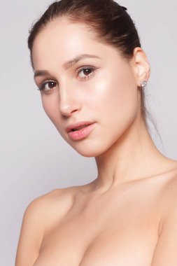 Güzel genç kadın temiz taze cilt ile kapatın. Cilt bakımı yüz. Kozmetik, güzellik ve spa. kız yüzünü yıkar. Güzellik Portresi. Mükemmel taze cilt. Saf güzellik. Gençlik ve cilt bakım kavramı