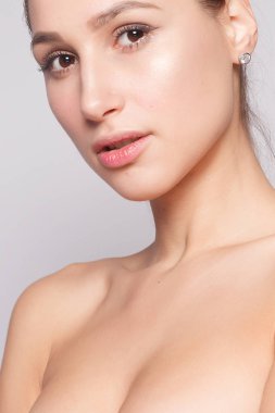 Güzel genç kadın temiz taze cilt ile kapatın. Cilt bakımı yüz. Kozmetik, güzellik ve spa. kız yüzünü yıkar. Güzellik Portresi. Mükemmel taze cilt. Saf güzellik. Gençlik ve cilt bakım kavramı