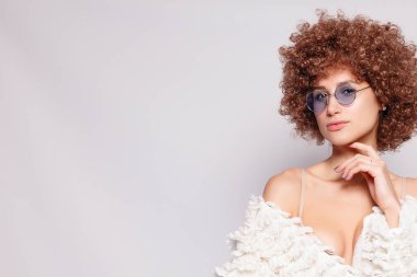 Gülümseyen genç siyah kadın portresi. Afro-Amerikan afro saç kesimi ve sihir makyaj ile güzel bir genç kadın portresi. Stüdyo vurdu. Çekici kız gözlük takıyor.