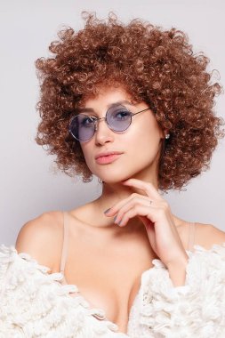 Gülümseyen genç siyah kadın portresi. Afro-Amerikan afro saç kesimi ve sihir makyaj ile güzel bir genç kadın portresi. Stüdyo vurdu. Çekici kız gözlük takıyor.