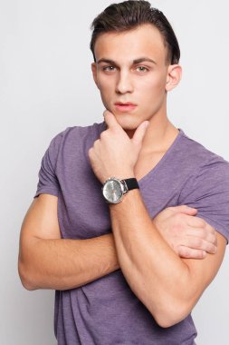 duygu, reklam ve insanlar kavramı - yakışıklı genç adam kameraya bakarak gri arka plan üzerinde. Seksi bir adam portresi. Mutlu erkek gülümseyen.