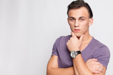 duygu, reklam ve insanlar kavramı - yakışıklı genç adam kameraya bakarak gri arka plan üzerinde. Seksi bir adam portresi. Mutlu erkek gülümseyen.