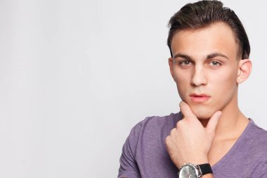 duygu, reklam ve insanlar kavramı - yakışıklı genç adam kameraya bakarak gri arka plan üzerinde. Seksi bir adam portresi. Mutlu erkek gülümseyen.