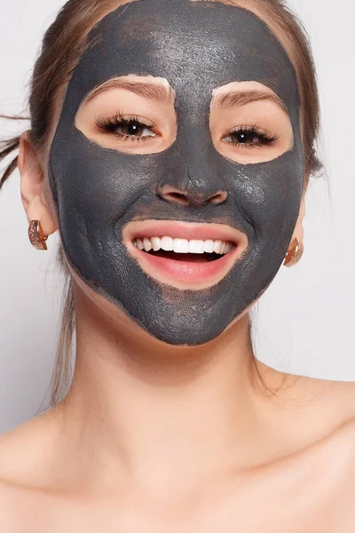 Máscara Mujer Retrato Una Hermosa Chica Que Quita Máscara Pelado — Foto de Stock