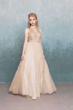 Şifon elbise, uzun uçan Abiye elbise, çarpıcı fantezi modeli ile kadında akan güzel lüks bej moda modeli. İpek kumaş üzerinde rüzgar sallıyor. Saten kumaş akan, dalgalar bir elbise