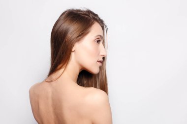 Moda, insanlar, gençlik ve güzellik kavramı - doğal makyaj, temiz cilt ve gri arka plan üzerinde beyaz dişler ile gülümseyen güzel kadın. Doğal deri kadın yüzü Güzellik Portresi