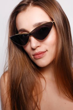 duygular, moda, insanlar, gençlik ve güzellik kavramı - yakın çekim şık genç kadının gri arka planı gülümseyen güneş gözlüğü. Güzel kadın modeli ile kopya alanı.