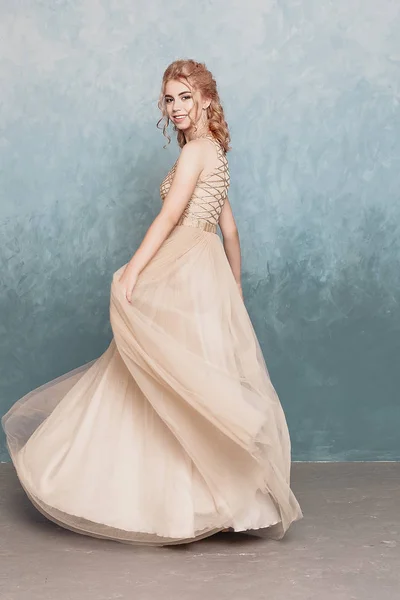 Modelo Moda Hermoso Vestido Gasa Beige Lujo Que Fluye Mujer — Foto de Stock