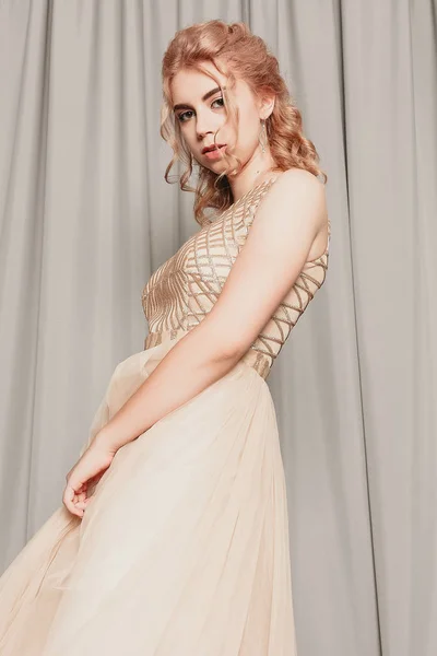 Modelo Moda Hermoso Vestido Gasa Beige Lujo Que Fluye Mujer — Foto de Stock