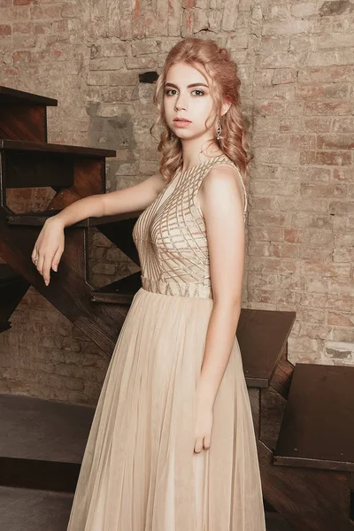 Modelo Moda Hermoso Vestido Gasa Beige Lujo Que Fluye Mujer — Foto de Stock