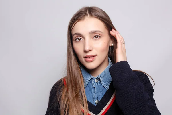 Bastante Sonriente Alegremente Femenina Con Pelo Rubio Vestida Casualmente Mirando —  Fotos de Stock