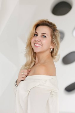 duygular, ifadeler, saç modeli ve insanlar kavramı - genç kadın veya genç kız onun saç teli tutan gülümseyerek. sarışın kız gülümseyerek