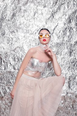 Gümüş arka plan üzerinde genç güzel kız. Sanat fantezi makyaj sanatsal kadınla tarz. Yaratıcılık. güzel, Genç bir zarif kız parlak parti ile moda portre