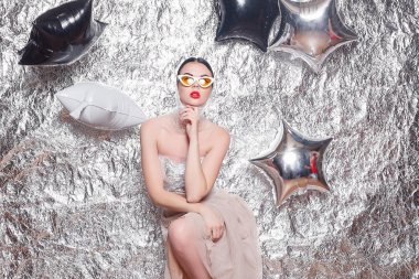 Gümüş arka plan üzerinde genç güzel kız. Sanat fantezi makyaj sanatsal kadınla tarz. Yaratıcılık. güzel, Genç bir zarif kız parlak parti ile moda portre