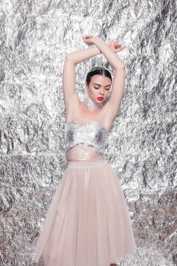 Gümüş arka plan üzerinde genç güzel kız. Sanat fantezi makyaj sanatsal kadınla tarz. Yaratıcılık. güzel, Genç bir zarif kız parlak parti ile moda portre