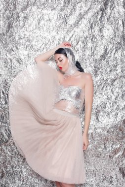 Gümüş arka plan üzerinde genç güzel kız. Sanat fantezi makyaj sanatsal kadınla tarz. Yaratıcılık. güzel, Genç bir zarif kız parlak parti ile moda portre