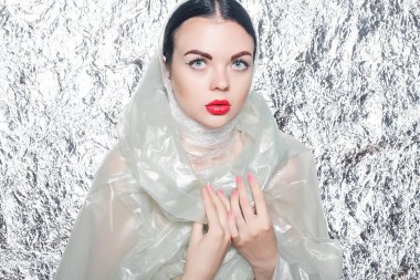 Gümüş arka plan üzerinde siyah bir elbise genç güzel kız. Sanat fantezi makyaj sanatsal kadınla tarz. Vogue tarzı. Yaratıcılık. Moda kız. Güzellik kadın portre. Yüz yakın çekim. Manikürlü tırnaklar.