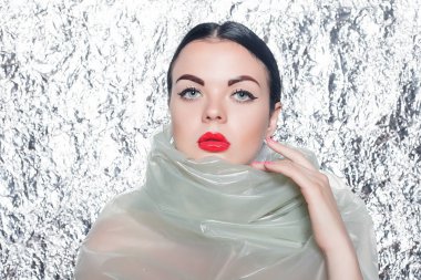 Gümüş arka plan üzerinde siyah bir elbise genç güzel kız. Sanat fantezi makyaj sanatsal kadınla tarz. Vogue tarzı. Yaratıcılık. Moda kız. Güzellik kadın portre. Yüz yakın çekim. Manikürlü tırnaklar.