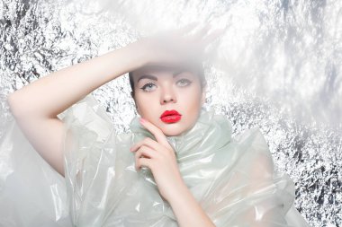 Gümüş arka plan üzerinde siyah bir elbise genç güzel kız. Sanat fantezi makyaj sanatsal kadınla tarz. Vogue tarzı. Yaratıcılık. Moda kız. Güzellik kadın portre. Yüz yakın çekim. Manikürlü tırnaklar.